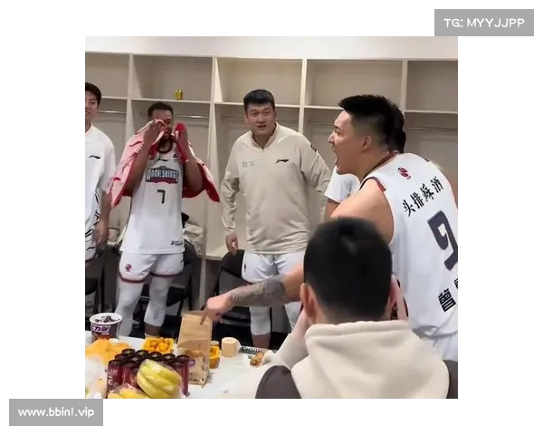 广东遗憾失利同曦刘炜与球迷合影 广厦确定四外援上海捡到宝 广东遗憾失利同曦刘炜与球迷合影 广厦确定四外援上海捡到宝