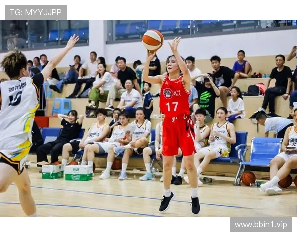 三年级女生立定跳远轻松跨越两米展现惊人运动天赋引发热议风潮来